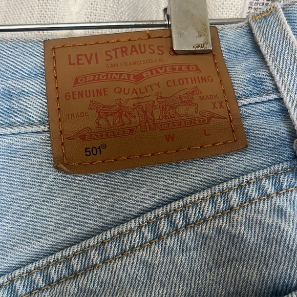 Levi 501 light washed jean shorts - Picture 3 of 4